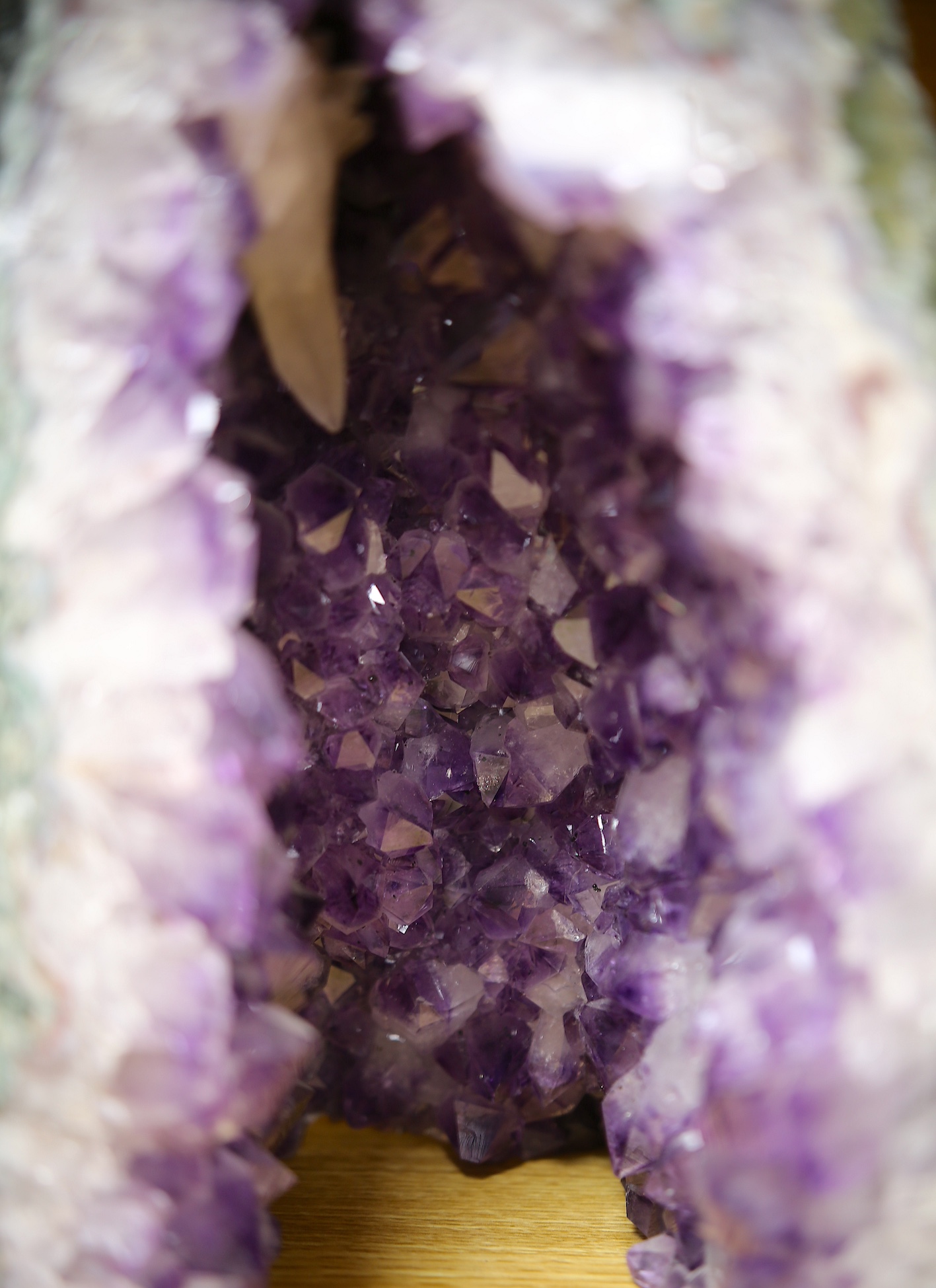 Geology - An amethyst geode, 31cm. Condition - natural imperfections